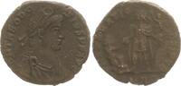 Antike / Römische Kaiserzeit/ Theodosius I AE 2 Theodosius I AE 2, Theodosius steht n.l., hilft einer knieenden Frau auf mit Tur -