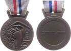 Luxemburg tragbare Medaille Bronze Luxemburg - in nationaler Anerkennung, luxembourgeoise de la Reconnaissance Nationale, zwei Hände schützen eine Menschenm -