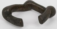 Afrika Manille mit Knoten mit Linien- und Rautendekor -